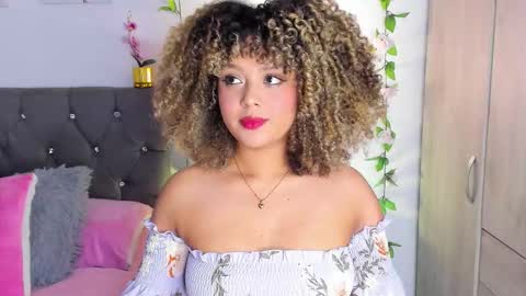 Snapshot of ebony_curly2 chatting on October 10, 9:19 pm isa online show from October 10, 9:19 pm