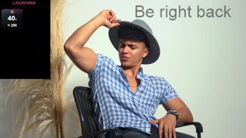 Snapshot of edward__clarck chatting on December 4, 7:33 am EDWARD CLARCK online show from December 4, 7:33 am