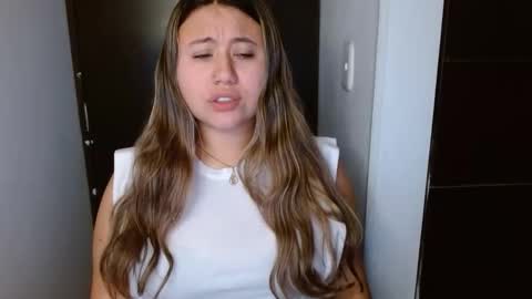 EIMY   MODEL INDEPENDENT online show from November 11, 7:10 am