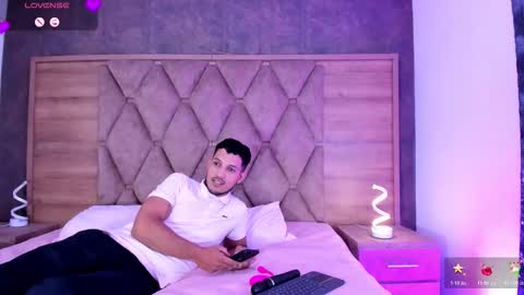 YG COUPLE online show from January 6, 8:24 pm