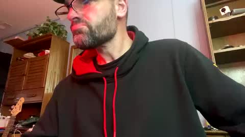 Snapshot of ejbooker11 chatting on December 5, 5:21 am PiedPiper online show from December 5, 5:21 am