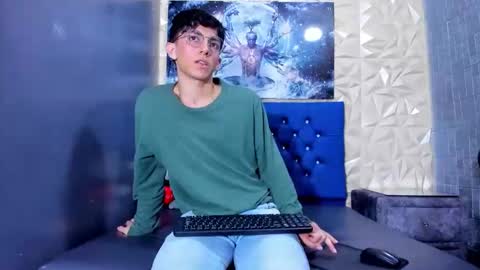 Elan Giralon online show from April 18, 9:48 pm