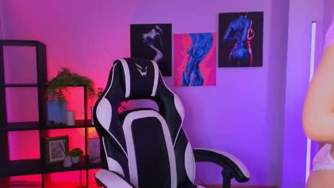 elenamonroe_ online show from April 4, 4:30 am