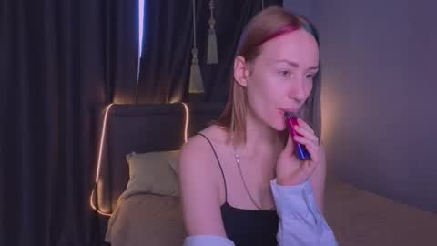 Snapshot of elenefrail chatting on October 17, 9:24 am Isabella - streaming MondayTuesdayWednesdayFridaySaturdaySunday online show from October 17, 9:24 am