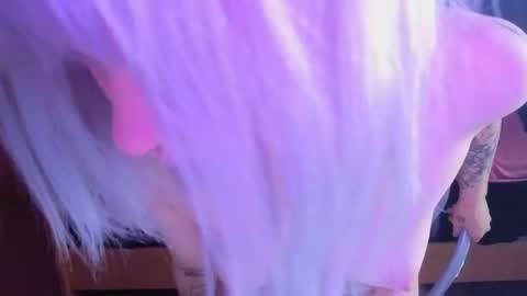 elieiza_xo online show from April 4, 9:38 am