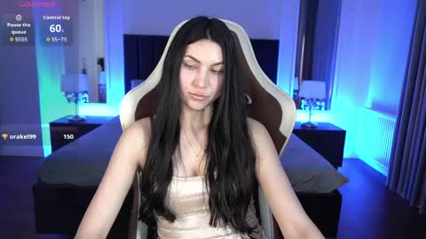 elisevelour online show from May 13, 1:32 pm