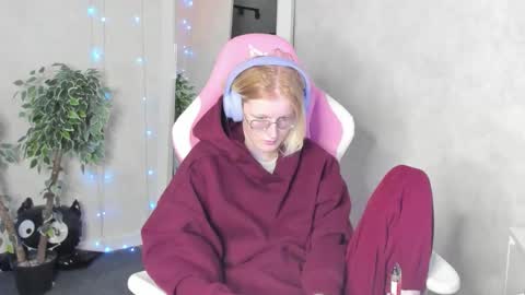 Elizabeth online show from December 1, 1:03 am