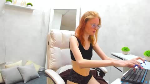 Snapshot of elizabeth_harpper chatting on March 10, 11:23 am Elizabeth online show from March 10, 11:23 am