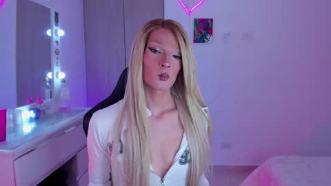 Snapshot of elizabeth_jones_01 chatting on September 10, 4:08 pm Eli online show from September 10, 4:08 pm