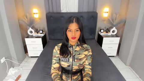 Snapshot of ella______ chatting on December 3, 4:20 am Ella online show from December 3, 4:20 am