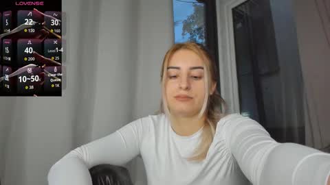 Snapshot of ella_vee chatting on October 8, 4:29 am ella_vee online show from October 8, 4:29 am