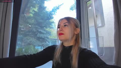 Snapshot of ella_vee chatting on October 1, 5:06 am ella_vee online show from October 1, 5:06 am