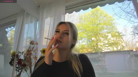 ella_vee online show from April 16, 5:40 am