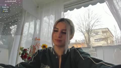 ella_vee online show from March 20, 6:40 am