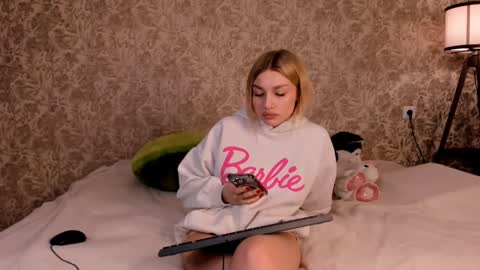 ellamilla online show from March 4, 10:49 pm