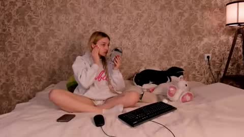 ellamilla online show from March 4, 7:32 pm