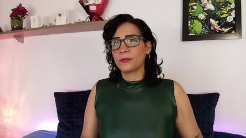 elliee1 online show from April 18, 1:57 pm