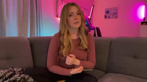 ellieveil online show from April 16, 4:34 am