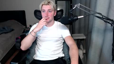 Snapshot of elvin_vaenight chatting on October 5, 11:34 pm Elvin Vaenight online show from October 5, 11:34 pm