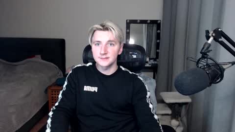 Snapshot of elvin_vaenight chatting on November 1, 6:18 pm Elvin Vaenight online show from November 1, 6:18 pm