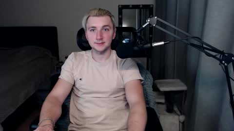 Snapshot of elvin_vaenight chatting on October 7, 10:06 pm Elvin Vaenight online show from October 7, 10:06 pm