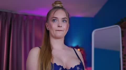 Elyssa online show from April 18, 7:58 pm