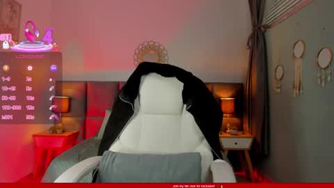 Esmeralda online show from January 8, 1:06 pm