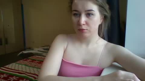 emeraldswan_ online show from March 11, 7:35 am