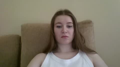 emeraldswan_ online show from February 26, 10:49 am