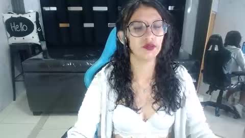 emiliastyle_a online show from October 8, 2:45 pm