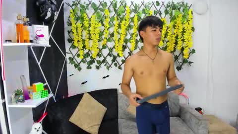 Snapshot of emilicollinss chatting on December 4, 5:32 am EMILI AND GIN online show from December 4, 5:32 am