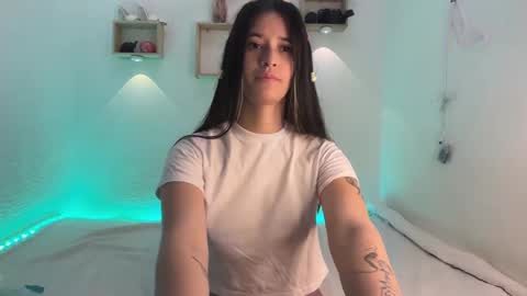 emily1823 online show from December 18, 12:11 pm