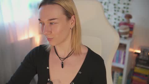 Em -  online show from December 6, 1:38 pm