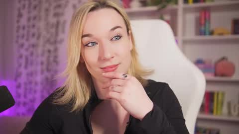 Em -  online show from February 10, 11:45 pm