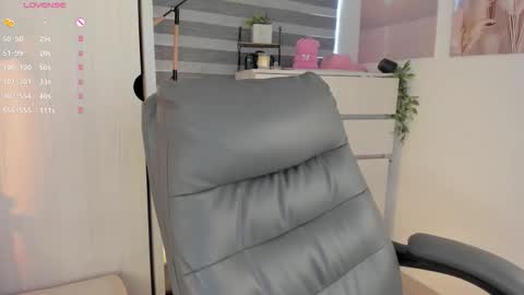 EmilyKenner  Independent model  online show from November 4, 1:45 pm