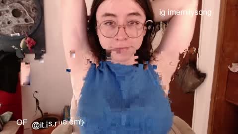 emily_pearl_ online show from April 7, 9:28 pm