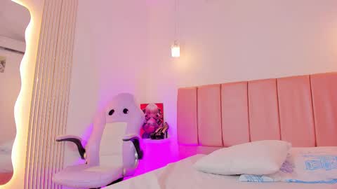 emily_walker4 online show from March 2, 7:15 am