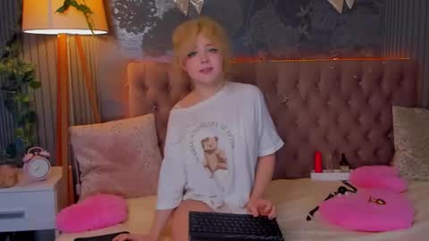 Baby Emelli online show from January 12, 6:53 am