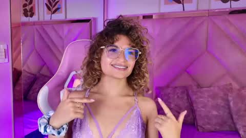 Emilyjonnes  online show from April 10, 11:09 pm