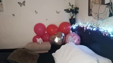 Snapshot of emilywhitee_ chatting on October 23, 3:19 am Valentina independent model online show from October 23, 3:19 am