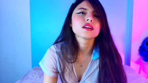 Snapshot of emilywithe_ chatting on February 3, 3:53 am online show from February 3, 3:53 am