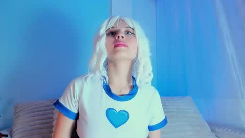 Snapshot of emilywithe_ chatting on October 14, 11:52 pm online show from October 14, 11:52 pm