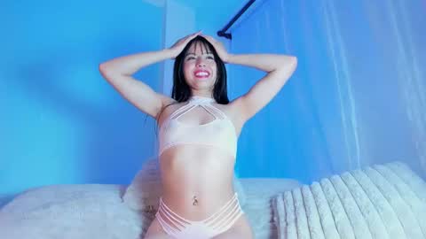 Snapshot of emilywithe_ chatting on September 26, 12:18 am online show from September 26, 12:18 am