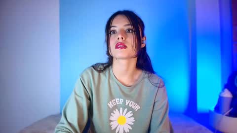 Snapshot of emilywithe_ chatting on February 21, 3:12 am online show from February 21, 3:12 am