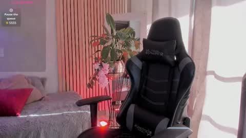 Snapshot of emma_____________ chatting on September 22, 8:57 pm   online show from September 22, 8:57 pm
