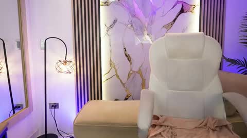 emma__walkerr_ online show from April 18, 7:07 pm