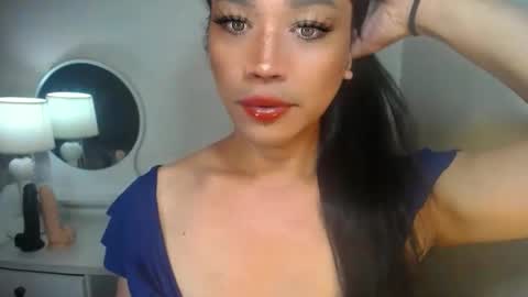 Snapshot of erika_madrigal chatting on September 19, 9:13 am erika_madrigal online show from September 19, 9:13 am