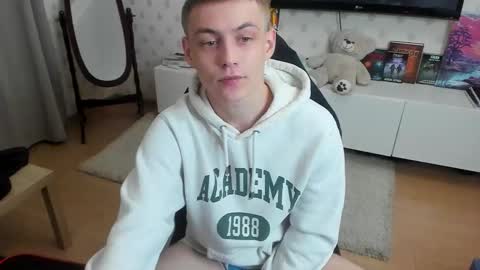 Max online show from October 25, 7:14 pm