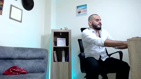 Esteban Fernandez online show from April 10, 6:30 am