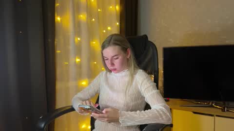 Ester online show from December 20, 6:15 pm